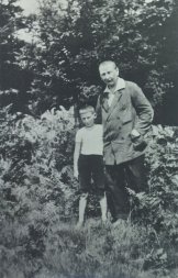 Гашек с 9-летним сыном Рихардом. 1921