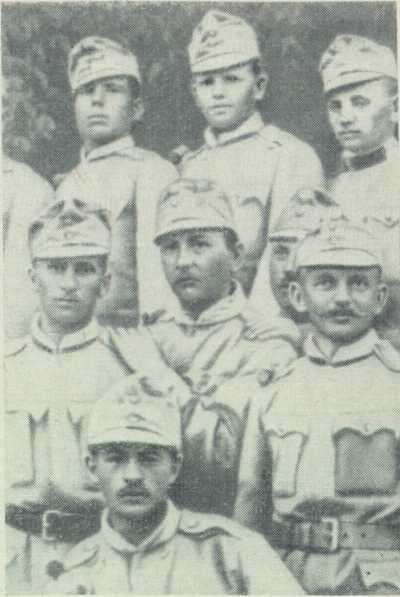 Гашек (в центре) перед отправкой на фронт, 1915