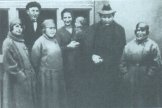 Гашек и Львова с гостями в своем новом доме. Липнице, 1922