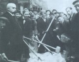 Гашек колет лед на пражской улице (2 вариант фото). 1912.
