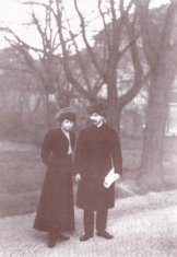 Ярослав Гашек и Ярмила Майерова на прогулке (1906-1909??)